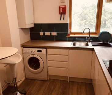 1 bedroom in a flat share to rent - Photo 4