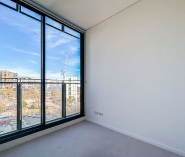 Executive Living&colon; Furnished 2 Bedroom &plus; Study Apartment ... - Photo 2