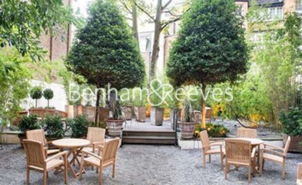 2 Bedroom flat to rent in 39 Hill Street, Mayfair, W1J - Photo 1