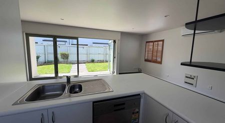 Sunny 3BR Townhouse in Edgeware - Photo 4