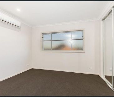 Modern Townhouse in Prime St Albans Location - Photo 3