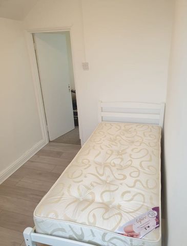 Room in a Shared House, Brigstocke Road, BS2 - Photo 2