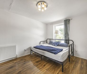 Ravensmede Way, Grove Park, W4, London - Photo 2