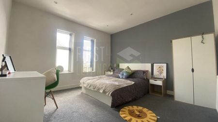 3 bedroom flat to rent - Photo 4