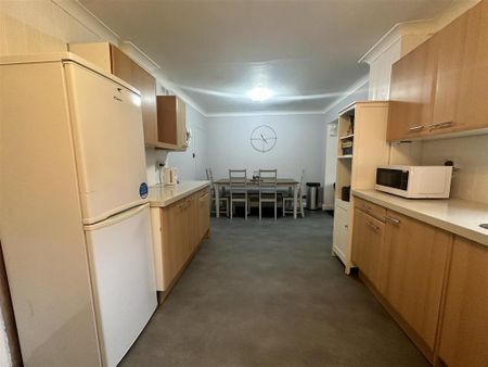 5 bedroom semi-detached house to rent - Photo 5