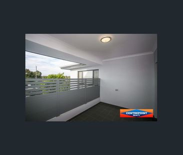 2 Bedroom, 2 Bathroom Modern Apartment + Balcony! - Photo 5