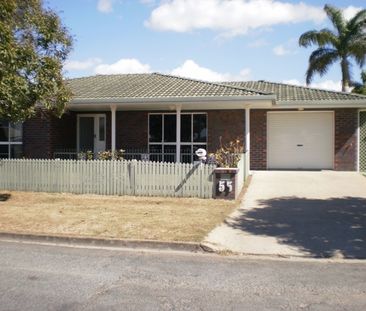 Large brick family home - close to shopping complex and University - Photo 4