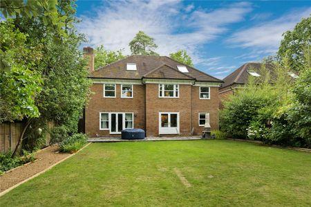 A well presented and spacious detached family home located in Sunningdale. - Photo 5