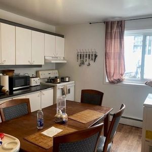 4 1/2 demi sous-sol très bien situé à Ste-Foy disponible le 1e juillet - Photo 2