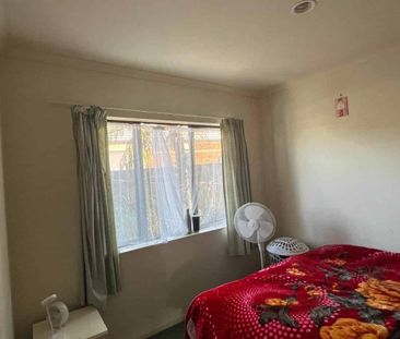 2 bedroom property with garage - Photo 4