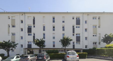 Appartement composé de 3 chambres fermées, situé dans le centre de Fumay - Photo 2