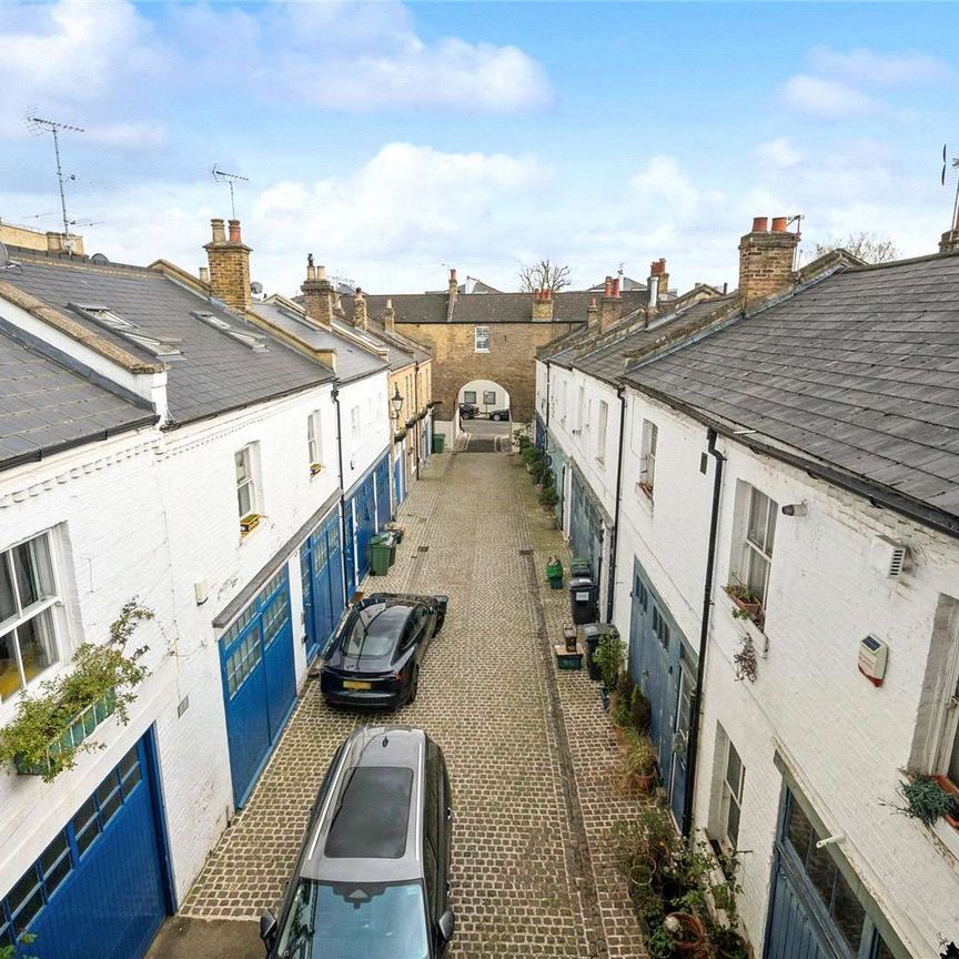 A charming 5 bedroom mews house with a large terrace - Photo 1