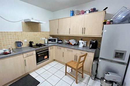 3 bedroom flat to rent - Photo 4