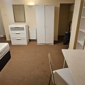 1 Bed - 68b Chapel Lane, Leeds - LS6 3BW - Student - Photo 2