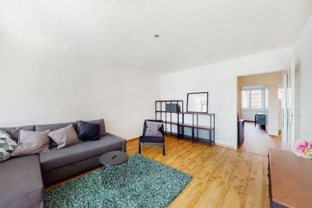 Renovated apartment with ideal transport links - Photo 2