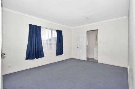 3 Double Bedroom Property in Great Location&excl; - Photo 4