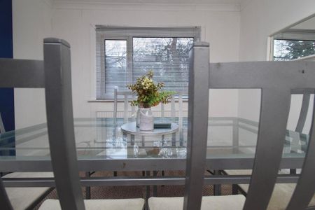 28 Burgess Road, Southampton - Photo 2