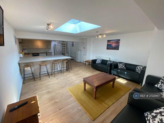 1 bedroom in a house share to rent - Photo 1