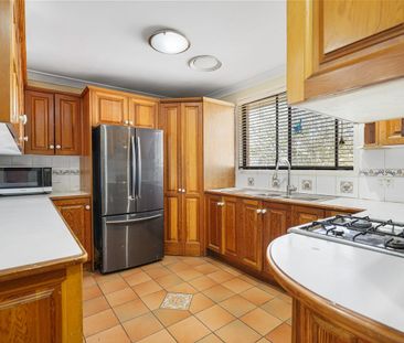 Spacious Three Bedroom Home with Garage in Prime Dean Park Location - Photo 2