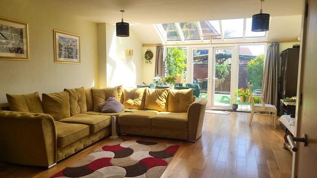 3 bedroom end of terrace house to rent - Photo 1