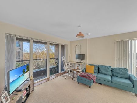 A first floor bright and modern one-bedroom apartment, with lift. Perfectly positioned for convenient living and ideal for professionals, particularly those working at Addenbrooke’s. - Photo 5