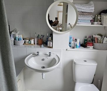 Room in a Shared House, Carslake Road, SW15 - Photo 3