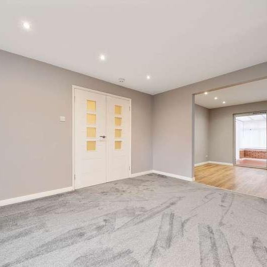 Springfield Park, Johnstone, PA5 - Photo 1