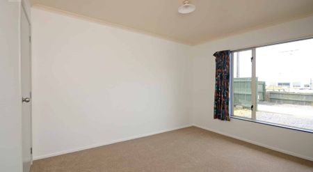 Close to shops and transport - Photo 2