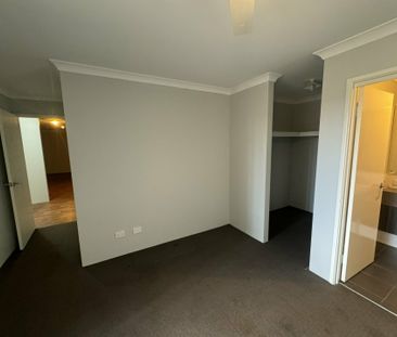 Modern Four Bedroom Family Home - Photo 3