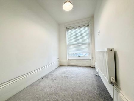 4 bedroom semi-detached house to rent - Photo 4