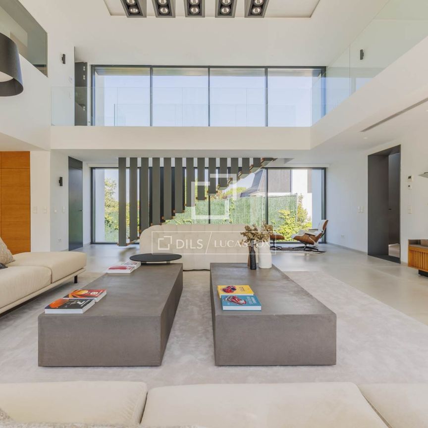 Luxury and design in the most idyllic area of the exclusive Montealina urbanization. - Photo 1