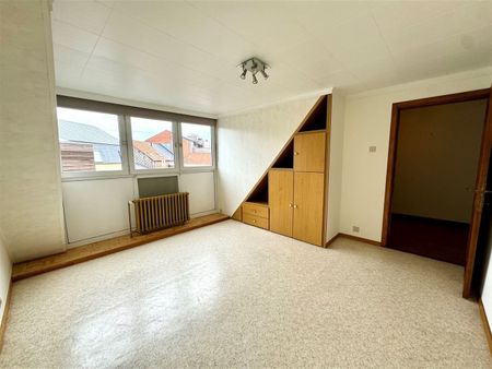 Duplex appartement op de eerste en tweede verdieping met 3 slaapkamers en terras, gelegen op wandelafstand van het centrum van Maaseik. - Photo 2