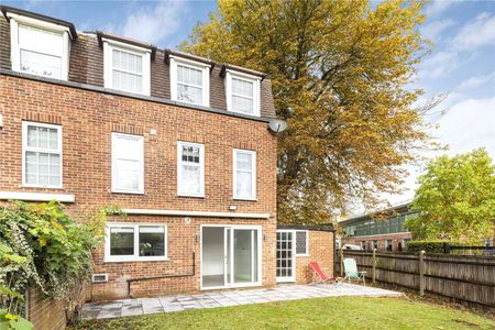 A fantastic five bedroom home which has just been renovated, benefitting with off-street parking. Located close to Wimbledon Village and overlooking the AELTC. - Photo 2