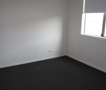 SPACIOUS FAMILY HOME - Photo 4