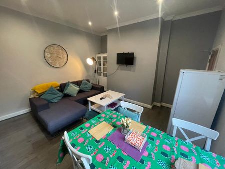 1 bedroom in a house share to rent - Photo 2