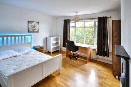 4 bedroom flat to rent - Photo 2