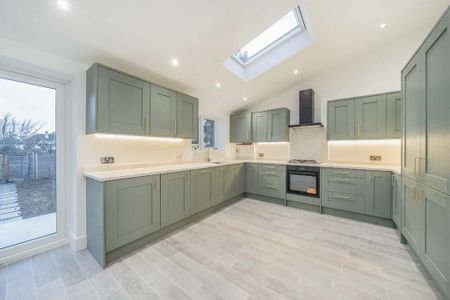 4 bedroom end of terrace house to rent - Photo 5