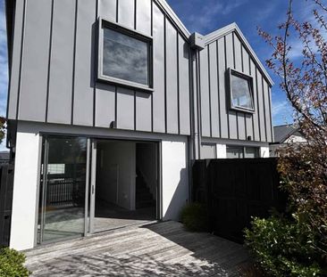 Contemporary Townhouse, walking distance from the Palms Mall! - Photo 1