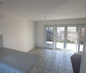 Just a short walk to the Gilbert Road tram this lovely 2 bedroom ho... - Photo 3