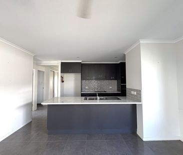 MODERN LIVING IN MOUNT LOW - 4 BEDROOMS + MEDIA ROOM - Photo 6