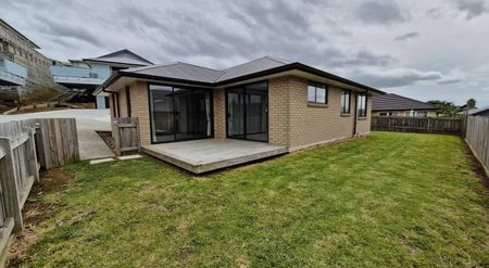 Modern, warm 4BR Home in Tuakau w/ Deck - Photo 2