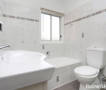 Beautiful Home in a Quiet Neighbourhood - Photo 5