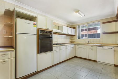 A Great Family Home - 6 Month Lease only!!! - Photo 4