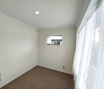 Family House In Henderson - Photo 3