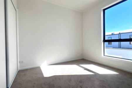 Brand new townhouse in the heart of Aurora Estate! - Photo 3