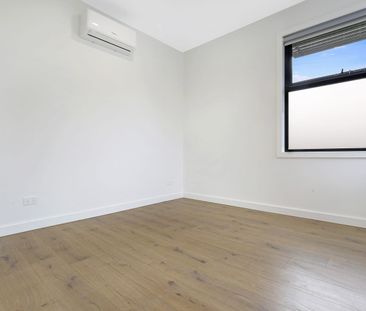 MODERN GLENROY 2 BEDROOM TOWNHOUSE - Photo 2