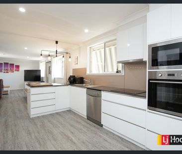 Beautiful, Large, Family Home - Photo 2