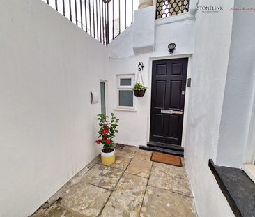 Stunning Kensington Garden Retreat: 2 Bedroom & 2 Bathroom Luxe Basement Apartment - Photo 3 | Rentumo