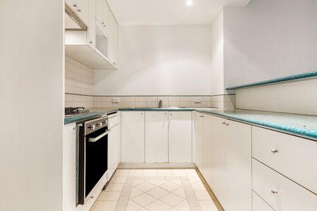 Instant Appeal In Prime Location - Photo 5