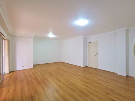 SPACIOUS & CONVENIENT 2 BEDROOM APARTMENT - Photo 2